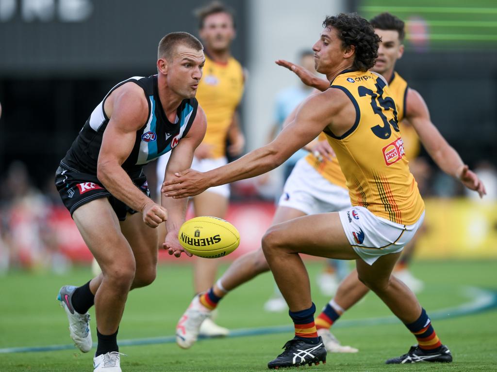 Power’s Ollie Wines handballs past James Borlase. Picture: Mark Brake/Getty Images