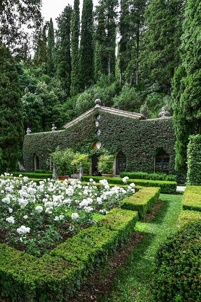 Bøje Arkæologi nylon Inside Valentino's $20 million Tuscan holiday home - Vogue Australia