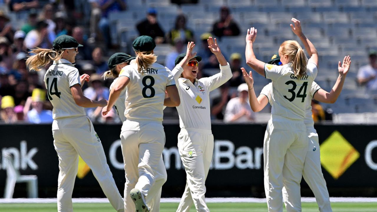 England rocked by double strike as Aussies eye Ashes whitewash