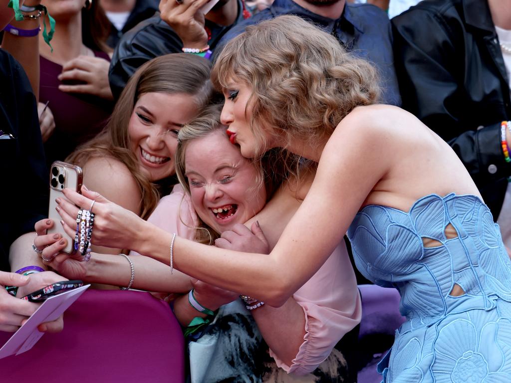 Taylor takes photos with fans at the world premiere of "Taylor Swift: The Eras Tour" in Los Angeles. Picture: John Shearer/Getty Images