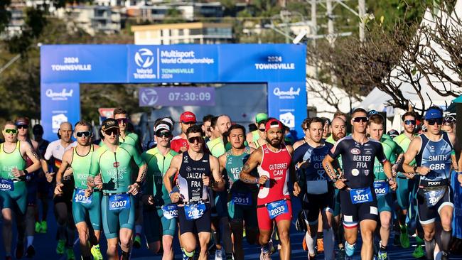 The start of the men's Age-Group Duathlon Standard race. Picture: Wagner Araujo.