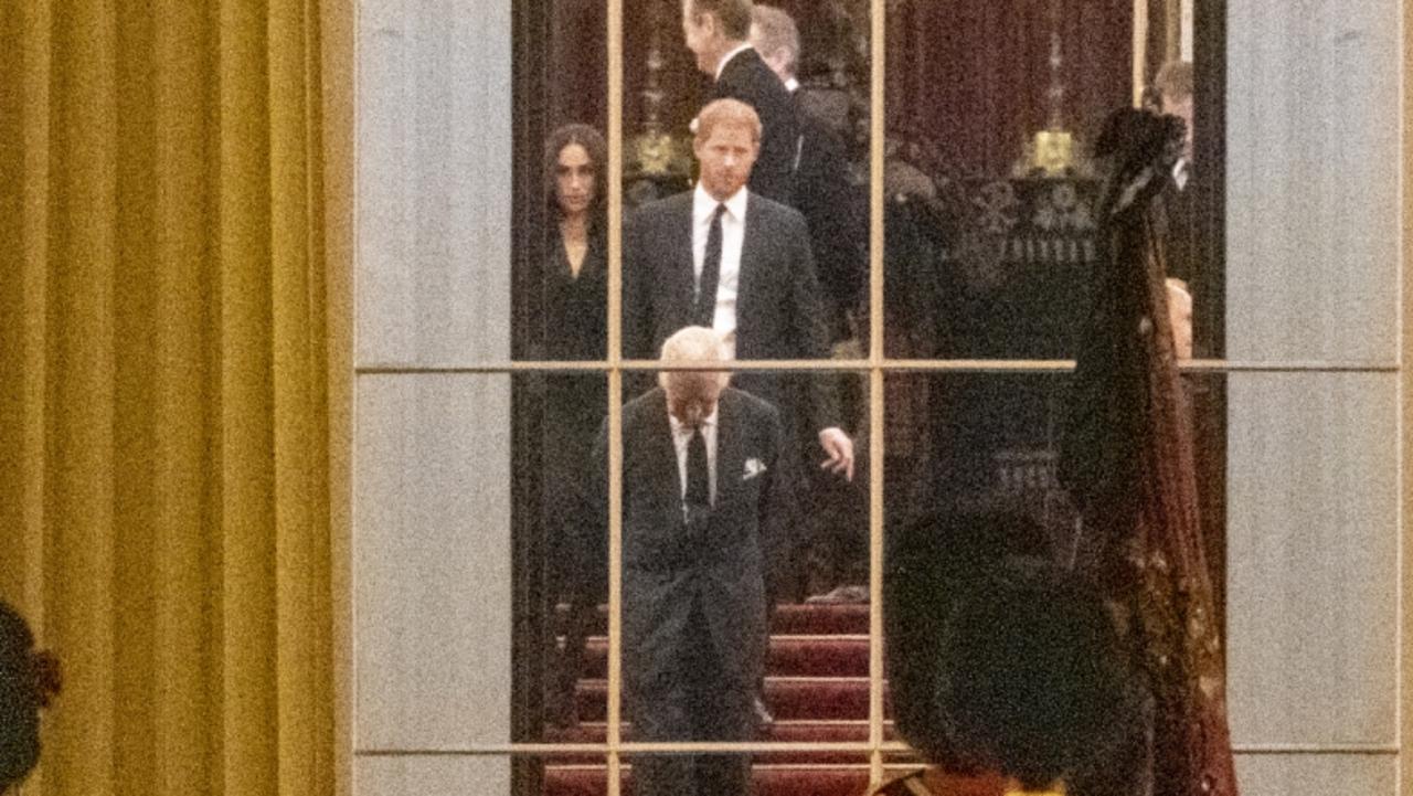 Queen Elizabeth Iis Coffin Leaves Buckingham Palace For Final Time