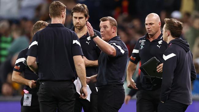 Michael Voss, senior coach of Carlton talks with his assistants at 3\\4 time . Pic: Michael Klein