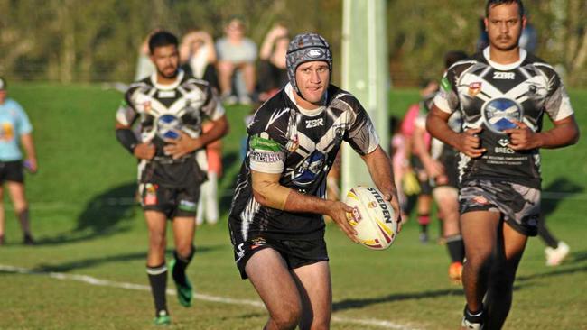 Magpies fullback Rob Howard shifts the ball wide during the NRRRL Round 8 clash between Lower Clarence Magpies and Evans Head Bombers at Yamba League Field.