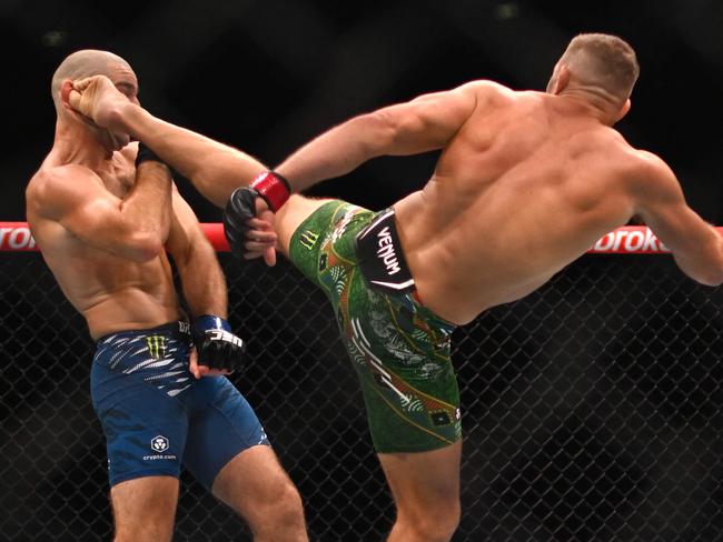 South Africa's Dricus du Plessis (R) and Sean Strickland of the US fight in their men's middleweight division event of the Ultimate Fighting Championship (UFC) 312 at Qudos Bank Arena in Sydney on February 9, 2025. (Photo by Saeed KHAN / AFP) / -- IMAGE RESTRICTED TO EDITORIAL USE - STRICTLY NO COMMERCIAL USE --