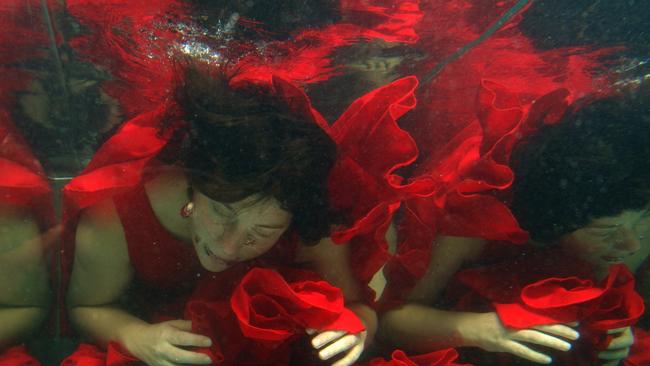 Laila Skovman has developed a technique for singing underwater.