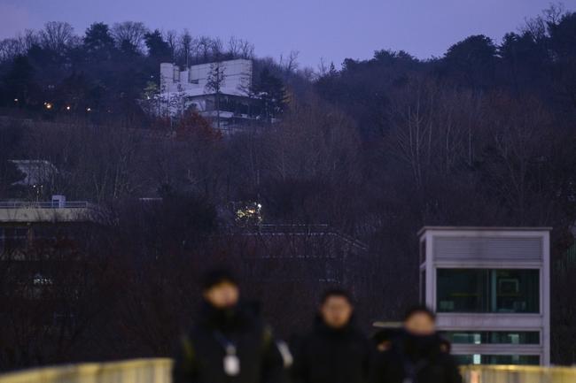 The residence (top) of South Korea's impeached President Yoon Suk Yeol is seen in Seoul before an arrest warrant deadline passed