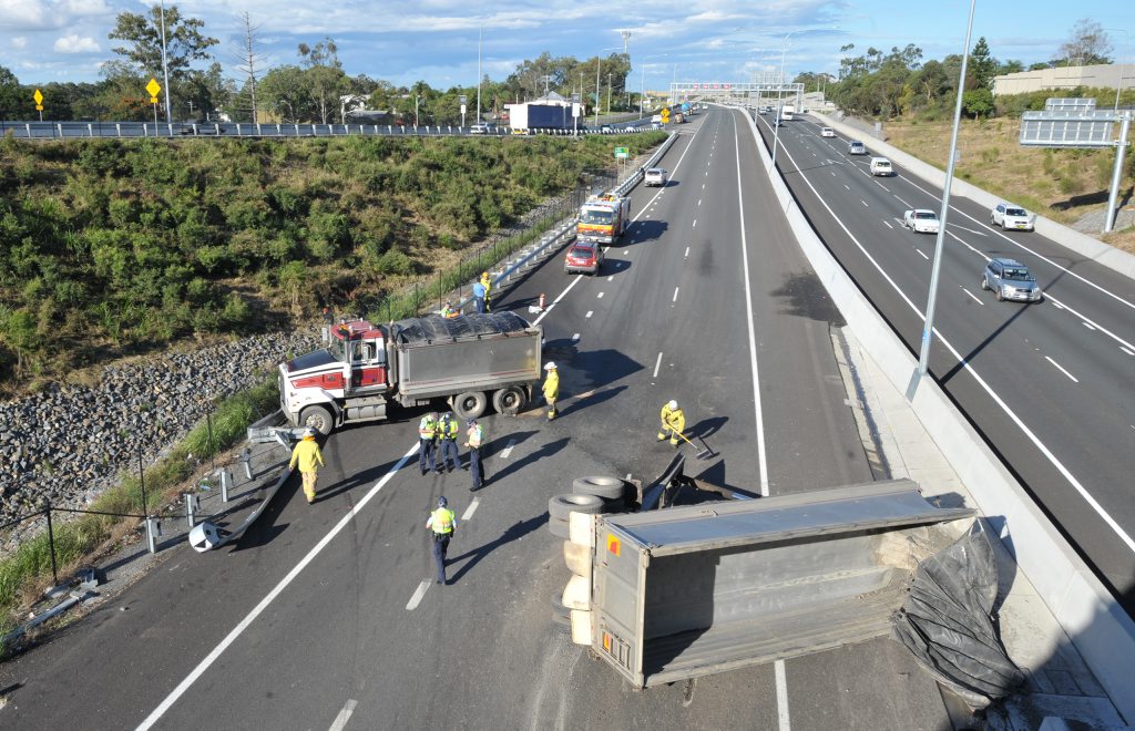 B-Double Crash Blocks Ipswich Motorway | The Courier Mail