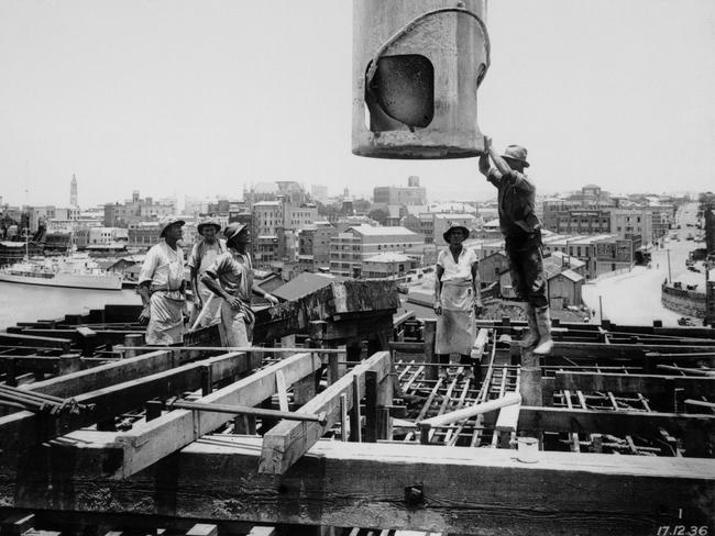 The Story Bridge under construction. Picture: Julie Hornibrook