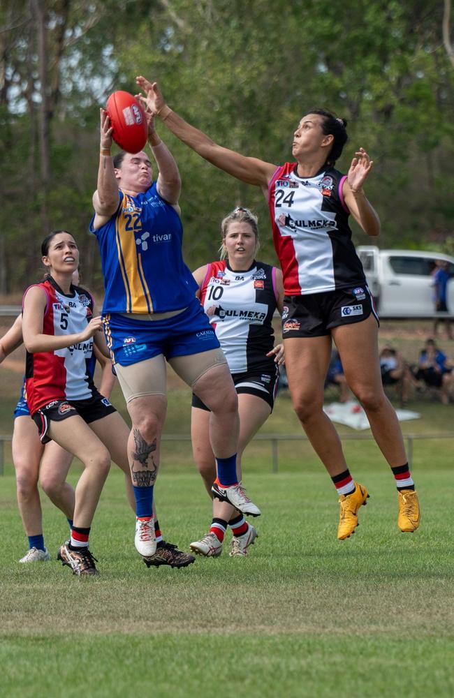 Alessia Smythe (#24) of Southern Districts. Picture: AFLNT Media / Tymunna Clements.