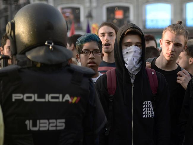 Catalonia referendum: Wins right to statehood as Spanish riot police ...