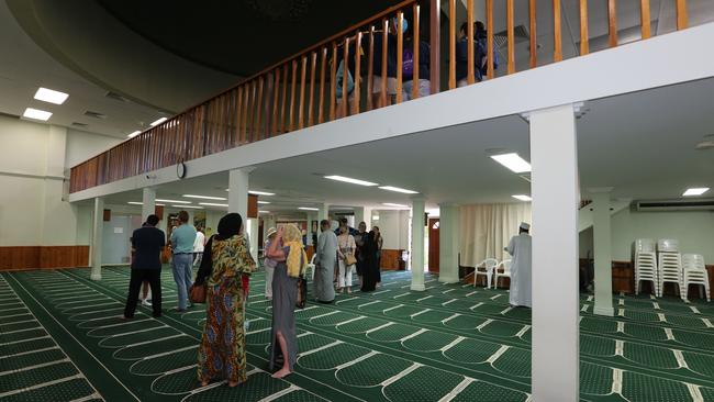 Gold Coasters touring the Arundel Mosque. Picture: Mike Batterham