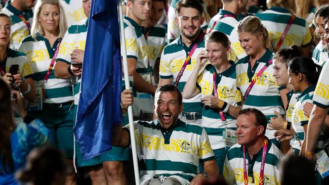 Flag bearer Kurt Fearnley poses for a photograph with teammates during the Closing Ceremony at the Gold Coast 2018.