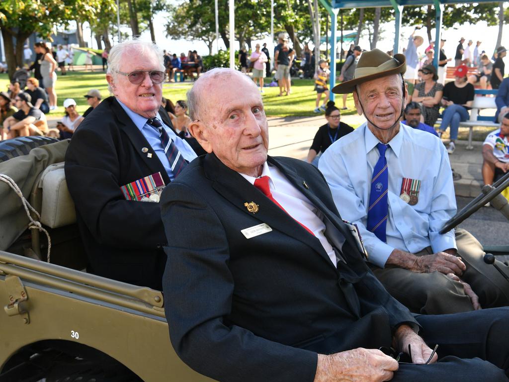 150+ photos Townsville pays respects on Anzac Day Townsville Bulletin