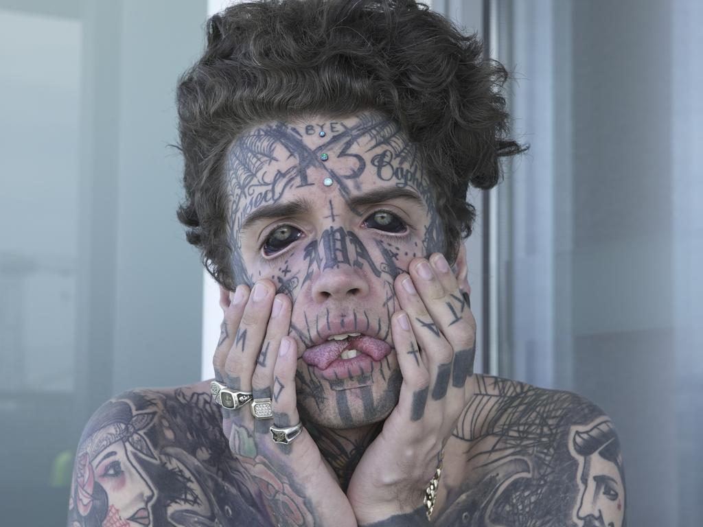 Bloke with bizarre tattoos wanted by police - and people are all