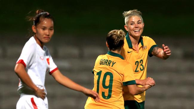 Michelle Heyman (R) playing for the Matildas in 2015.