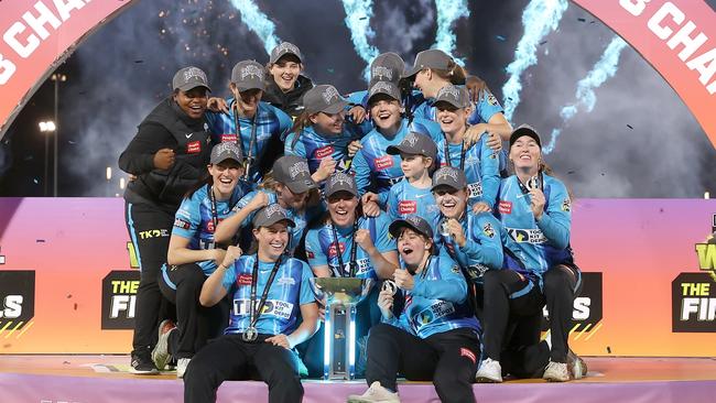 SYDNEY, AUSTRALIA - NOVEMBER 26:  The Strikers celebrate with the trophy after victory during the Women's Big Bash League Final between the Sydney Sixers and the Adelaide Strikers at North Sydney Oval, on November 26, 2022, in Sydney, Australia. (Photo by Mark Kolbe/Getty Images)