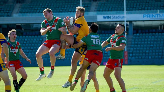 Aaron Gray wins the challenge for the high ball. Picture: Thomas Lisson