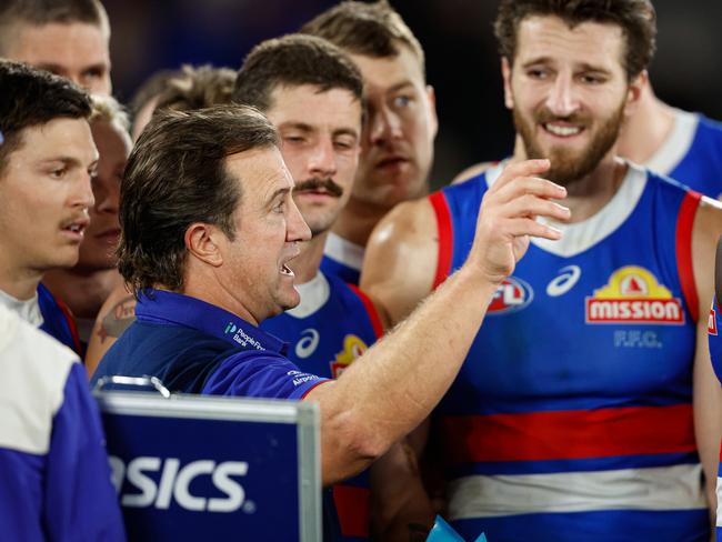Luke Beveridge talks with his players. Picture: Getty Images