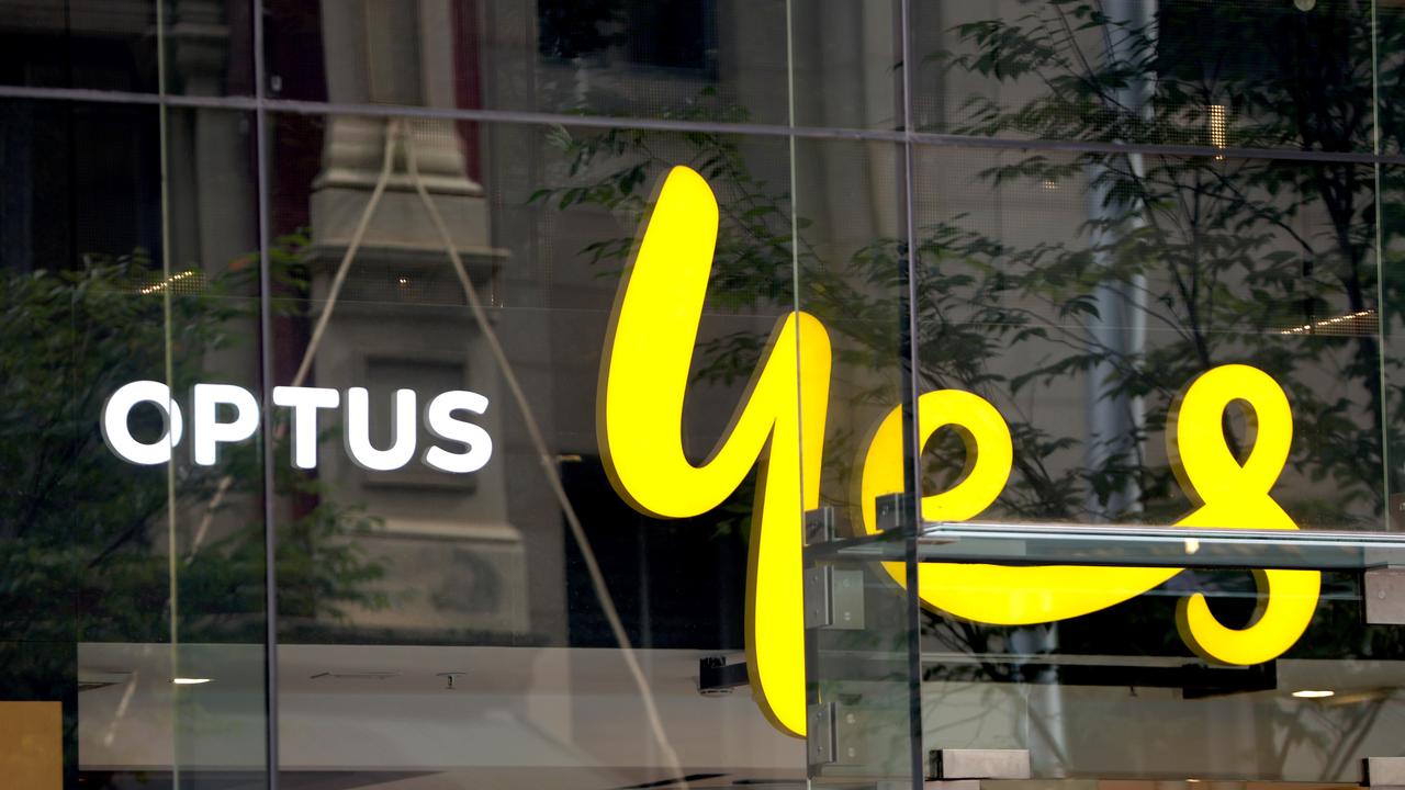 Optus is offering 20,000 free phones to eligible customers ahead of the 3G network shutdown. Picture: NewsWire / Damian Shaw.