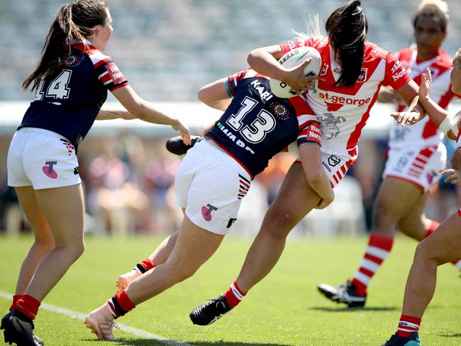 Hannah Southwell gets up and under Christine Pauli of the Dragons. Picture: Mark Kolbe/Getty Images