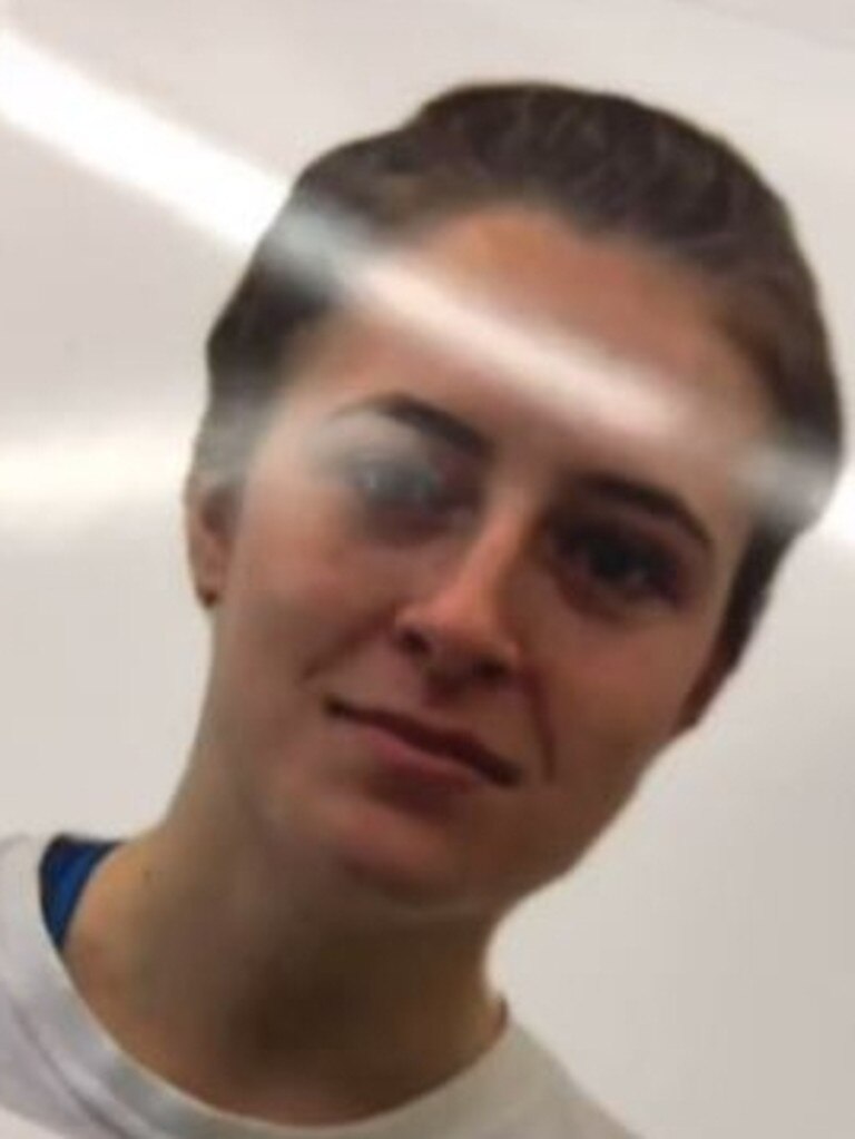 Katie showed how a staff removed her bun from the photo.