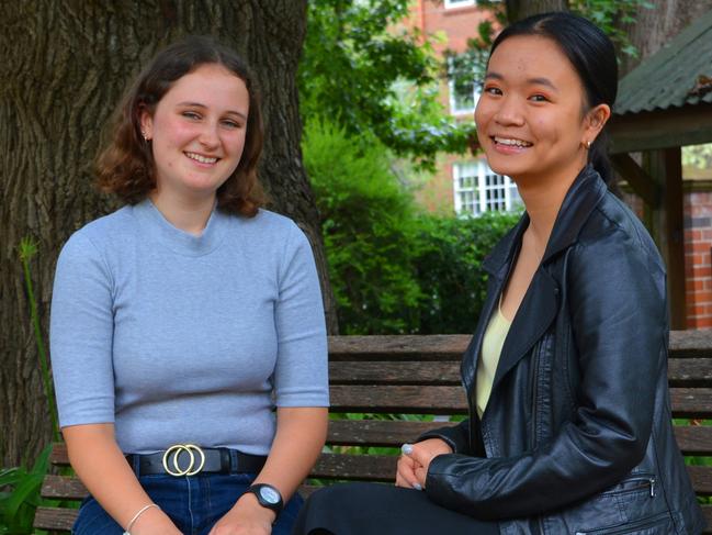 Ravenswood’s School Captain Vivienne Yang (R) and Environment Captain Zia Bohm (L) both achieved maximum marks in the IB or 45 out of 45.