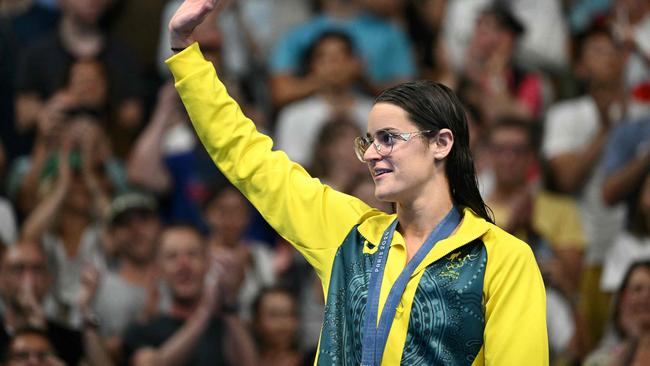 Gold medallist  Australia's Kaylee McKeown poses on the podium of the women's 100m backstroke swimming event during the Paris 2024 Olympic Games at the Paris La Defense Arena in Nanterre, west of Paris, on July 30, 2024. (Photo by SEBASTIEN BOZON / AFP)