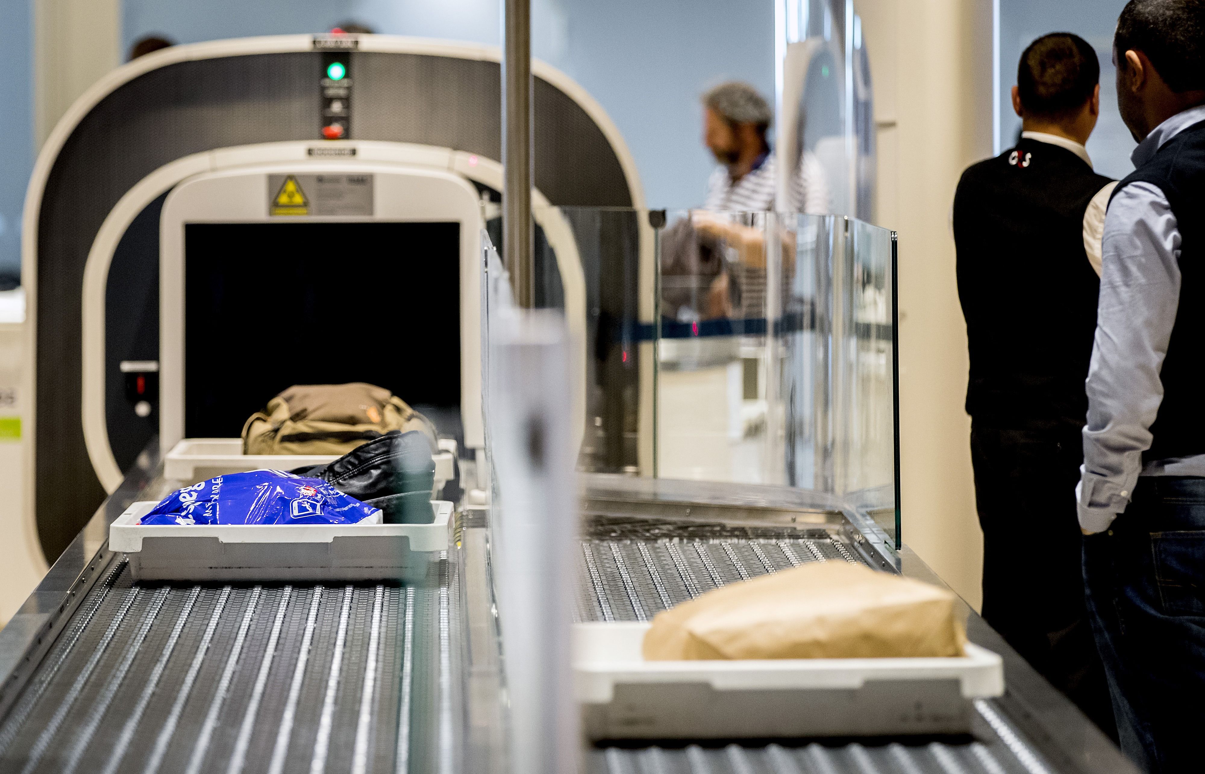 Досмотр сумок. Аэропорт Шереметьево рентген аппарат. Сканеры в аэропорту Шереметьево\. Рентген сканер багажа в аэропорту. Досмотр багажа в аэропорту.