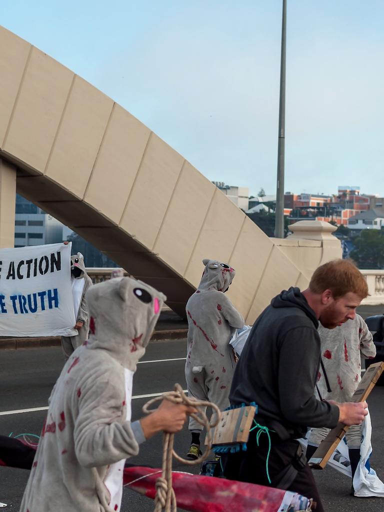 Extinction Rebellion protesters setting up for abseil 19 August 2019. Picture: Supplied.