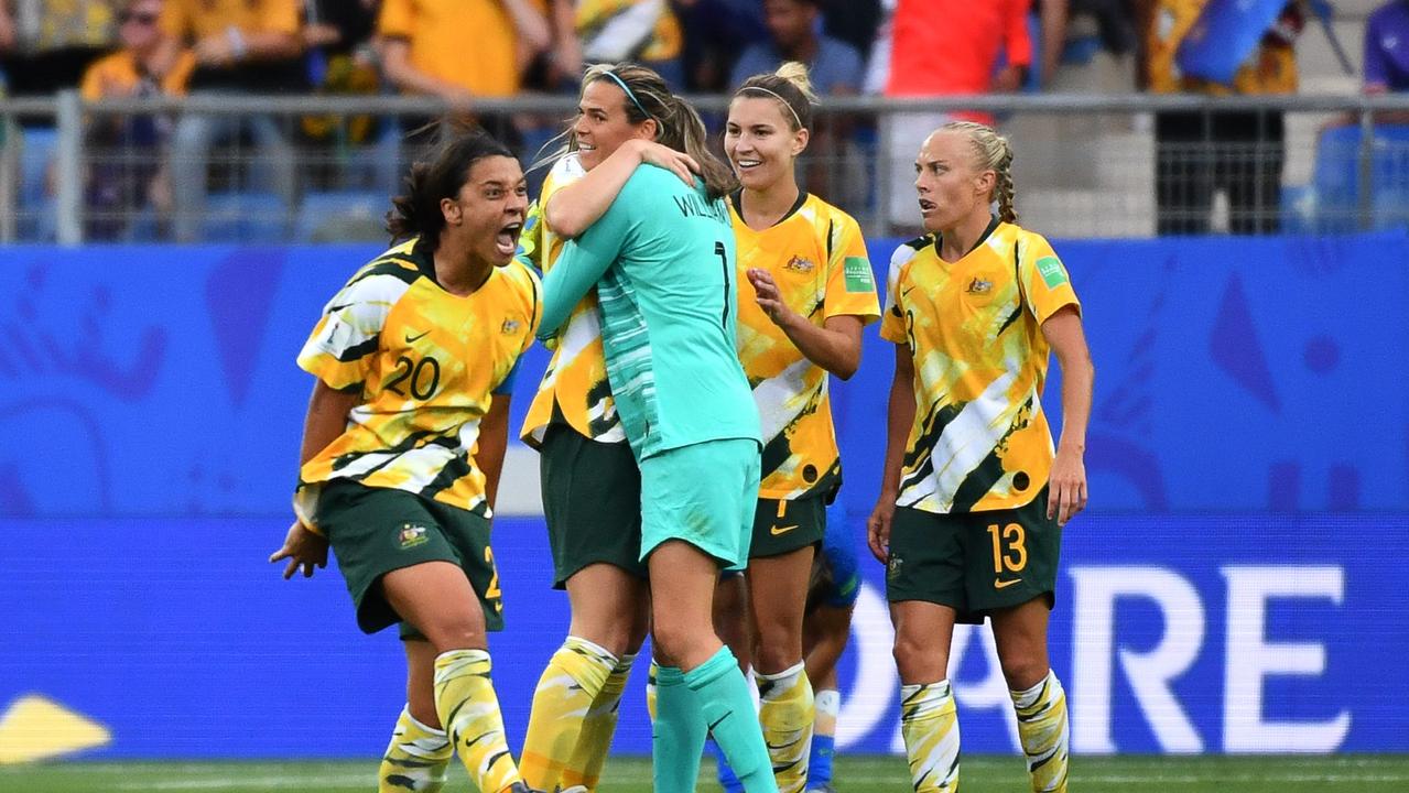 Australia's players celebrate. (Photo by Pascal GUYOT / AFP)