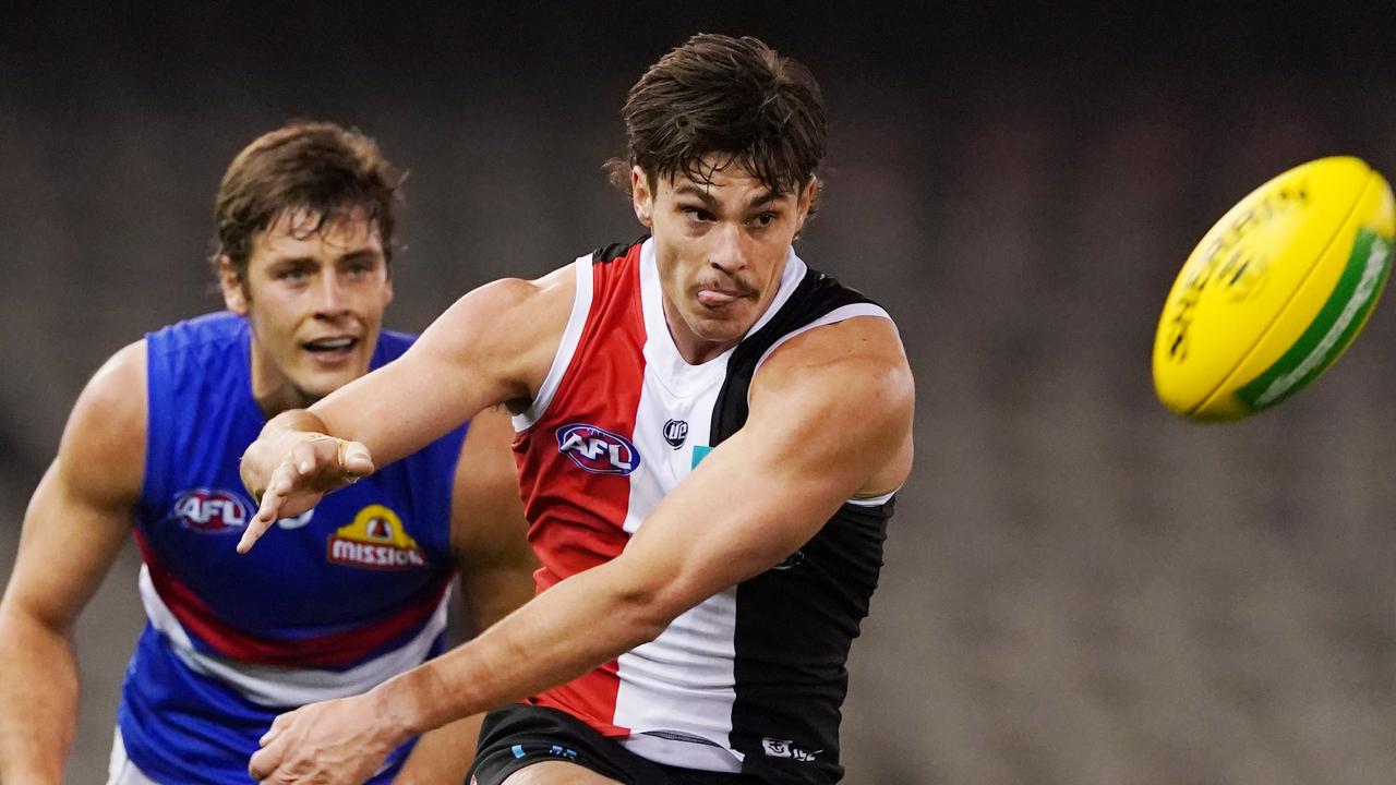 Our expert tipsters are expecting a close clash between St Kilda and Western Bulldogs.