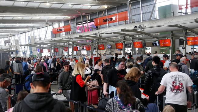 Public Holiday travellers queue and wait at Sydney Domestic Airport. Picture: NCA NewsWire / Nikki Short