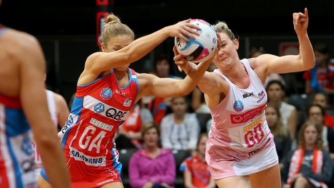 Swifts Susan Pettitt and Thunderbirds Kate Shimmn during the Swifts record win,