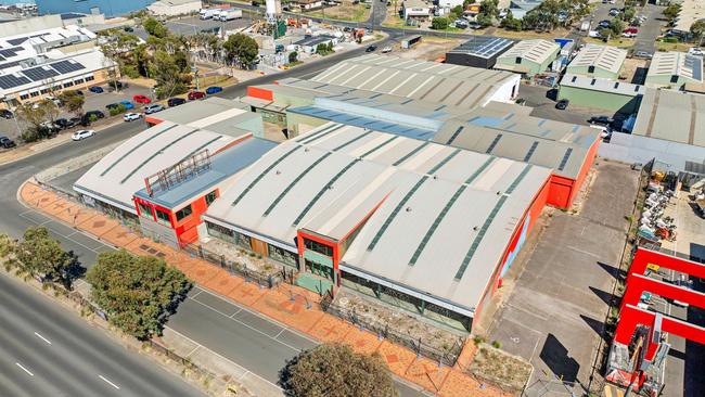The former Rays Outdoors building at 340-344 Melbourne Rd, North Geelong, has sold for $8.5m as Colliers agents close in on national retailers to lease the large format space.