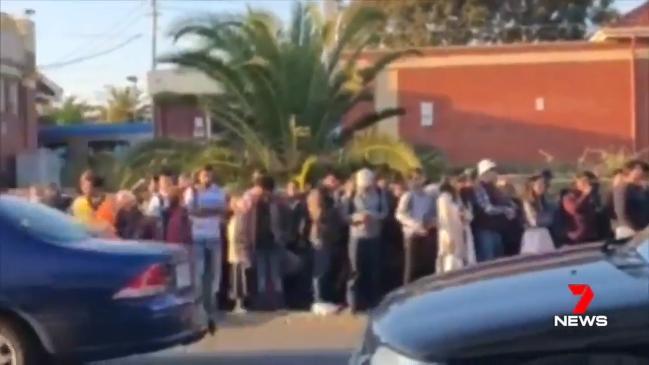 Nightmare commute home as delays hit trains (7 News)