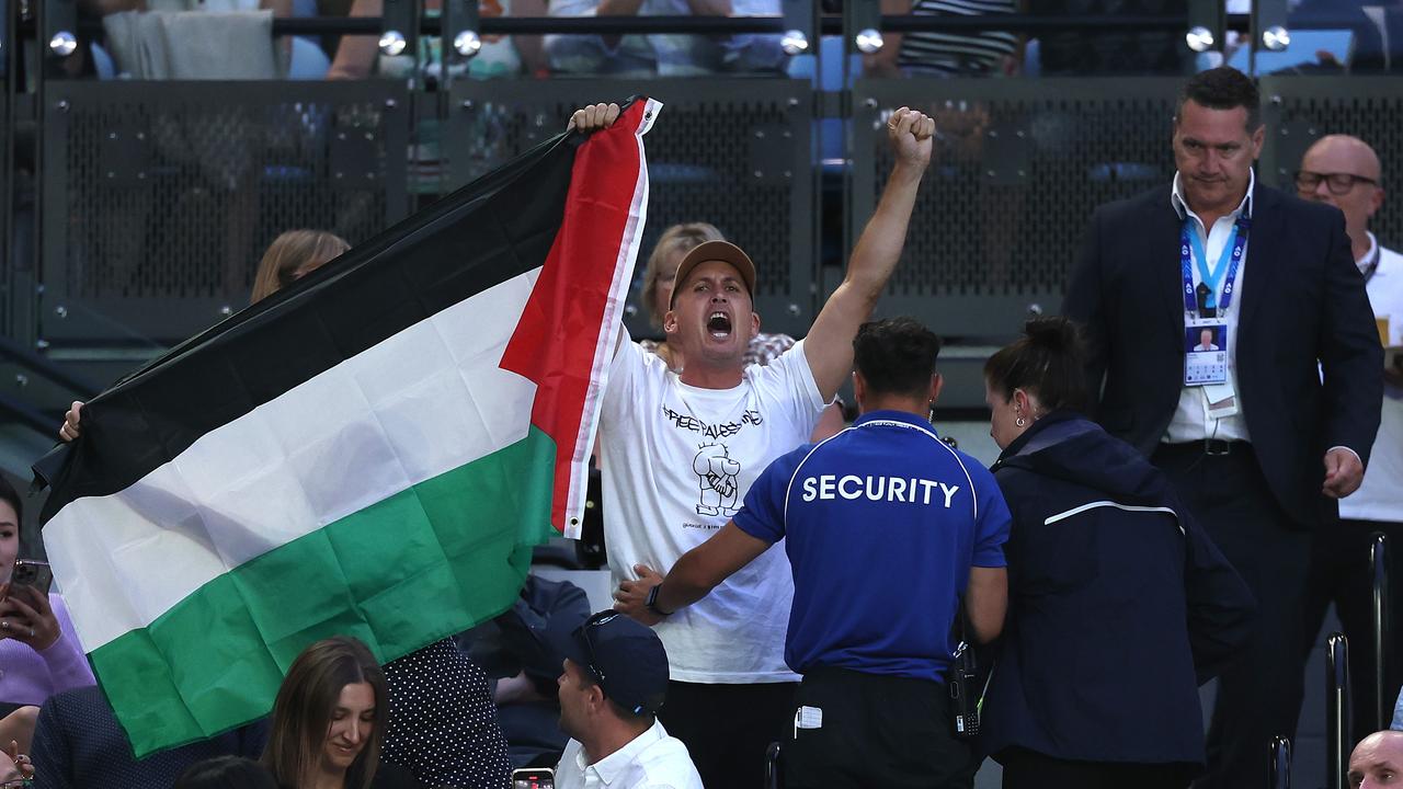 Security deal with a spectator with a Palestine flag during the women’s final. Photo by Cameron Spencer/Getty Images)