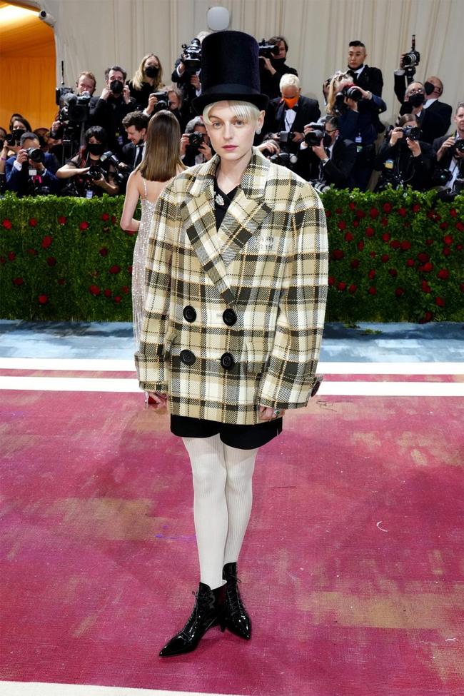 Emma Corrin wears Miu Miu at the 2022 Met Gala.