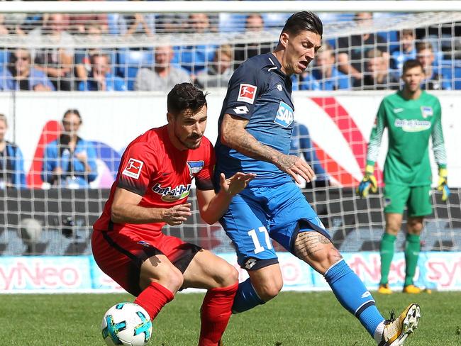 Hoffenheim's Swiss midfielder Steven Zuber (R) and Berlin's Australian midfielder Mathew LeckiE.