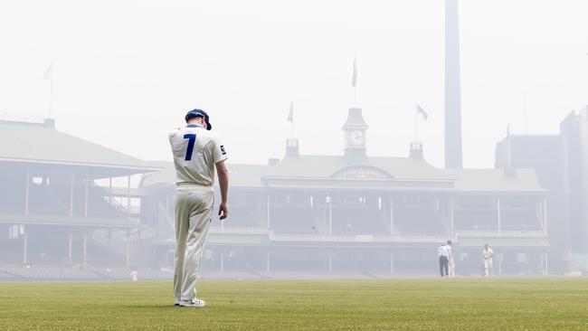 The scene at NSW’s last Sheffield Shield game because of bushfire smoke (AAP Image/Craig Golding)