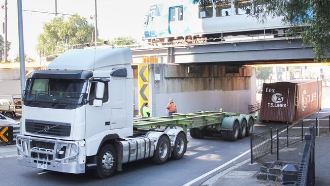 Napier St bridge crash April 20, 2018. Picture: MTAG/Martin Wurt