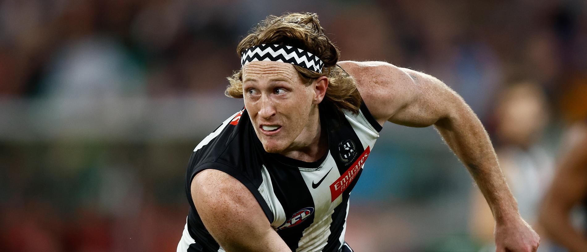 MELBOURNE, AUSTRALIA - SEPTEMBER 07: Nathan Murphy of the Magpies handpasses the ball during the 2023 AFL First Qualifying Final match between the Collingwood Magpies and the Melbourne Demons at Melbourne Cricket Ground on September 07, 2023 in Melbourne, Australia. (Photo by Michael Willson/AFL Photos via Getty Images)