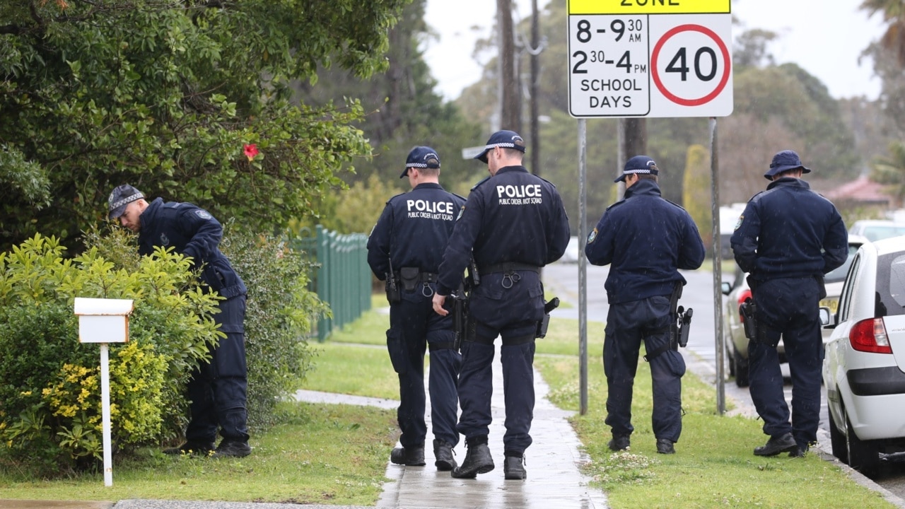 Manhunt underway after Wollongong mother's body found next to baby