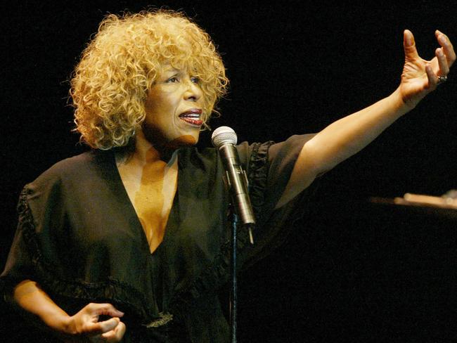 (FILES) US singer Roberta Flack performs at the 40th Jazzaldia festival in the Spanish northern Basque city of San Sebastian on July 23, 2005. Roberta Flack, the Grammy-winning singer behind the classic "Killing Me Softly With His Song," died on February 24, 2025, her publicist said in a statement, without citing a cause. She was 88 years old. The influential pop and R&B star was one of the most recognizable voices of the  1970s, but in recent years she lost her ability to sing to ALS, known as Lou Gehrig's disease, which she was diagnosed with in 2022. (Photo by Rafa RIVAS / AFP)