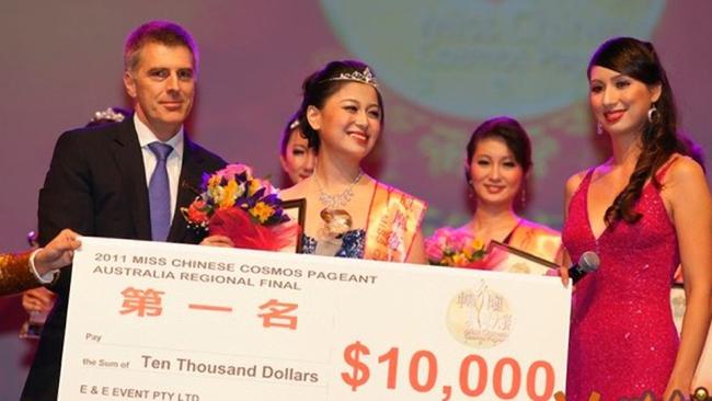 Jean Dong accepts her cheque as she’s crowned the winner of the 2011 Miss Chinese Cosmos Pageant at Crown Casino in Melbourne.