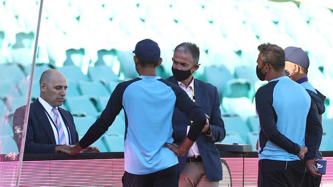 Hockley speaks with Indian team management in 2021. Picture: Getty Images