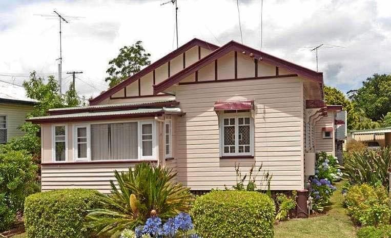 BEFORE: The frontage of the Ross' Mount Lofty home.