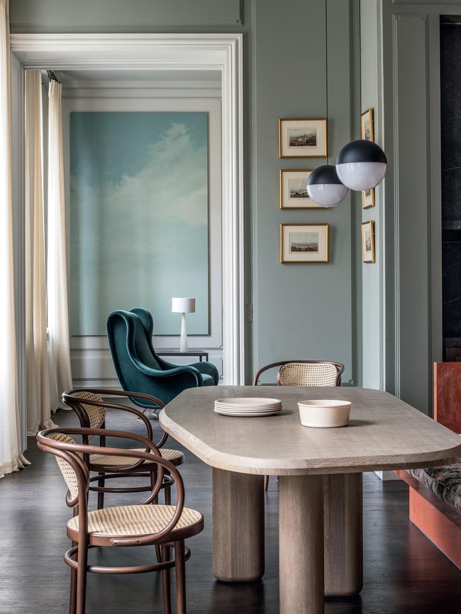 Antoine Simonin’s Studio Asaï uses curved lines to disrupt the formality of a Haussmannian apartment.Photo: Christophe Coeno