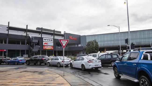 Long line of cars at Southland Covid lines to get tested. Picture by Wayne Taylor 22nd June 2020