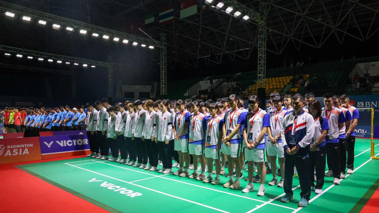 Chinese badminton players and coaches (in white jackets and black armbands), along with all players competing in the 2024 Asia Junior Championship, praying together for the late Chinese player Zhang Zhi Jie. Photo: AFP.